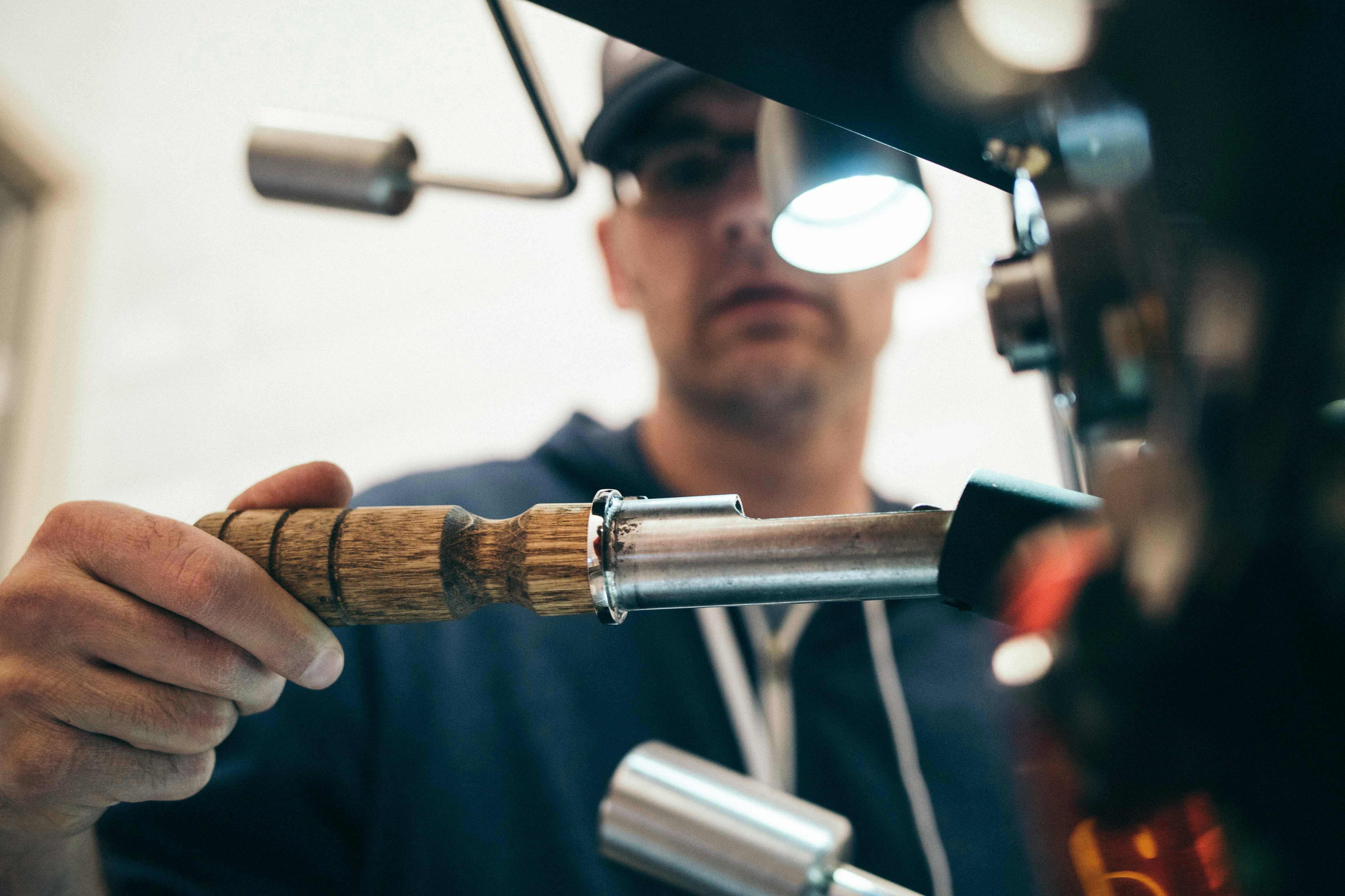 Artisan plombier au travail sur une installation